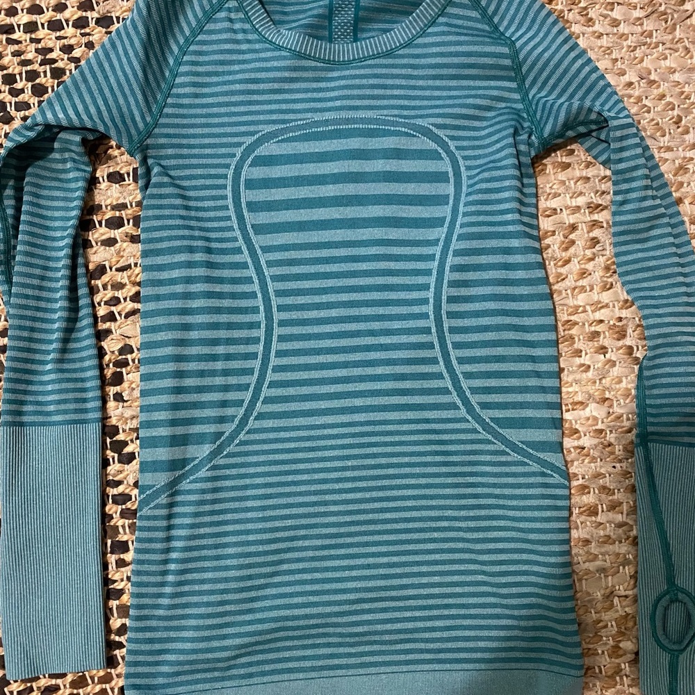 Lululemon swiftly tech long sleeve size 6